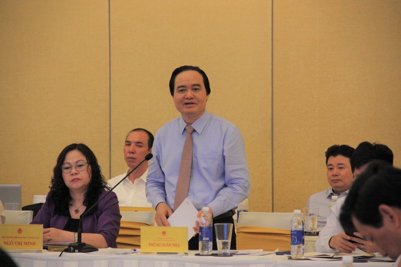 Bộ trưởng Bộ GD&ĐT Phùng Xuân Nhạ phát biểu tại buổi làm việc.