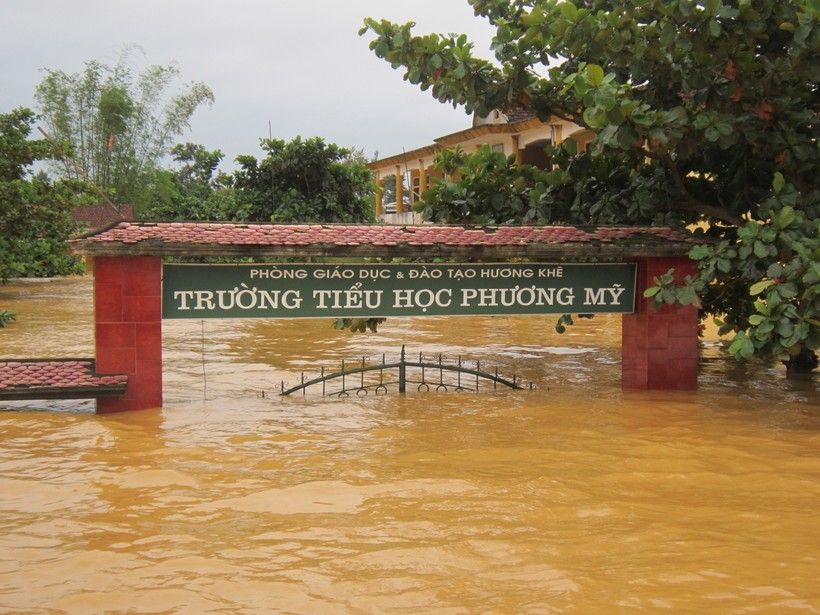 Trường học tại Hà Tĩnh ngập sâu trong nước. Ảnh: Minh Thư, Trí Châu