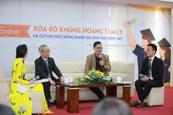 PGS.TS Trần Thành Nam, nhà giáo Nguyễn Xuân Khang, hiệu trưởng Trường Marie Curie chia sẻ tại tọa đàm.