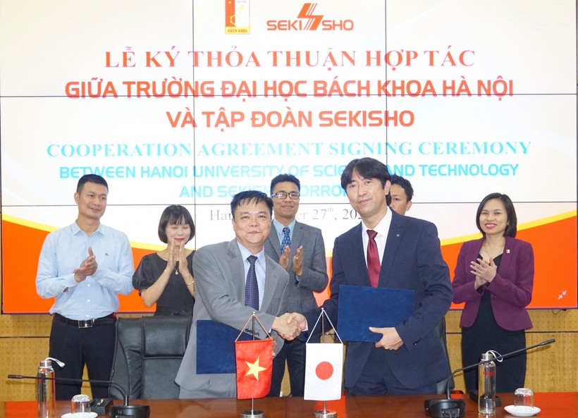 PGS.TS Nguyễn Phong Điền, ông Ebata Hiroyasu thay mặt 2 đơn vị ký kết thỏa thuận hợp tác.