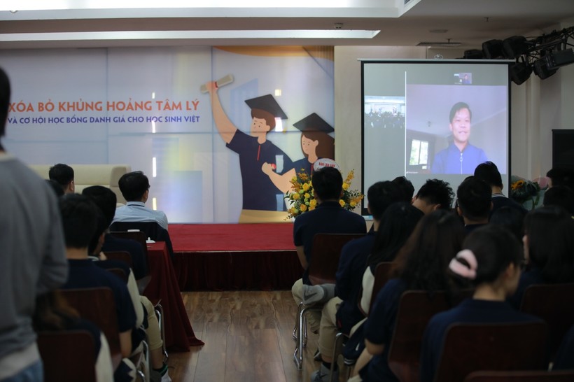 Tiến sĩ Nguyễn Hồng Phong ngày 24/10/2020 đã trực tuyến từ Melbourne (Úc) trò chuyện với học sinh về bí quyết giành học bổng.
