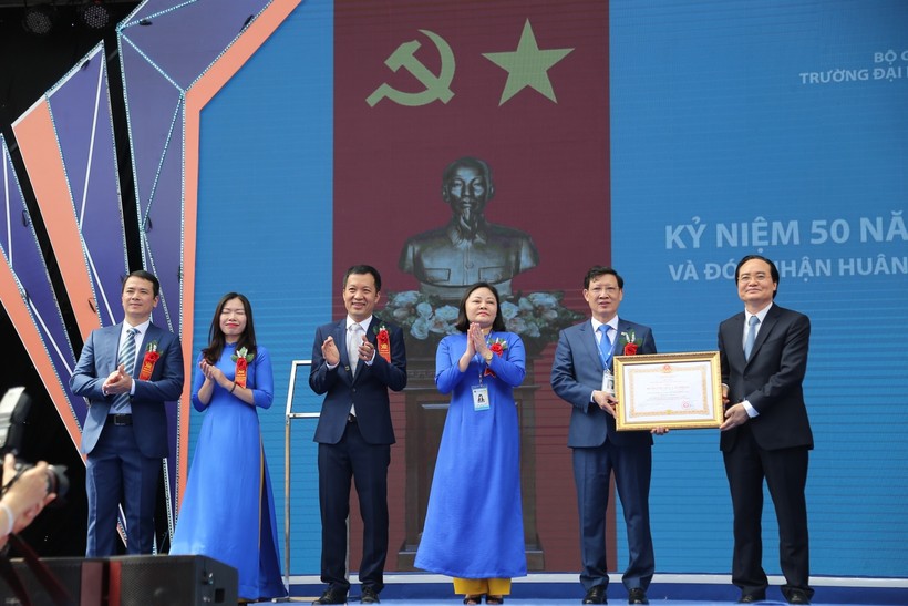 Bộ trưởng Bộ GD&ĐT Phùng Xuân Nhạ thừa ủy quyền của Chủ tịch nước trao Huân chương Lao động hạng nhất cho Trường ĐHSP Nghệ thuật Trung ương.