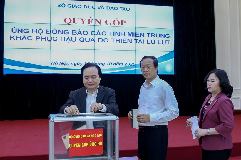 Bộ trưởng Phùng Xuân Nhạ, các Thứ trưởng, đại diện lãnh đạo Công đoàn Giáo dục Việt Nam, các đơn vị, cá nhân thuộc và trực thuộc cơ quan Bộ GD&ĐT ủng hộ đồng bào miền Trung. Ảnh: Quang Đại.
