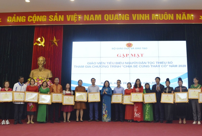 Thứ trưởng Ngô Thị Minh trao tặng Bằng khen của Bộ trưởng Bộ GD&ĐT cho thầy cô giáo tiêu biểu người dân tộc thiểu số.