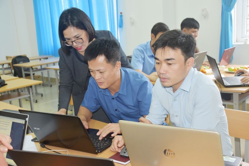 Cô Nguyễn Thị Ngọc Bé – giảng viên sư phạm chủ chốt Trường ĐH Sư phạm Huế - trao đổi với các giáo viên cốt cán.