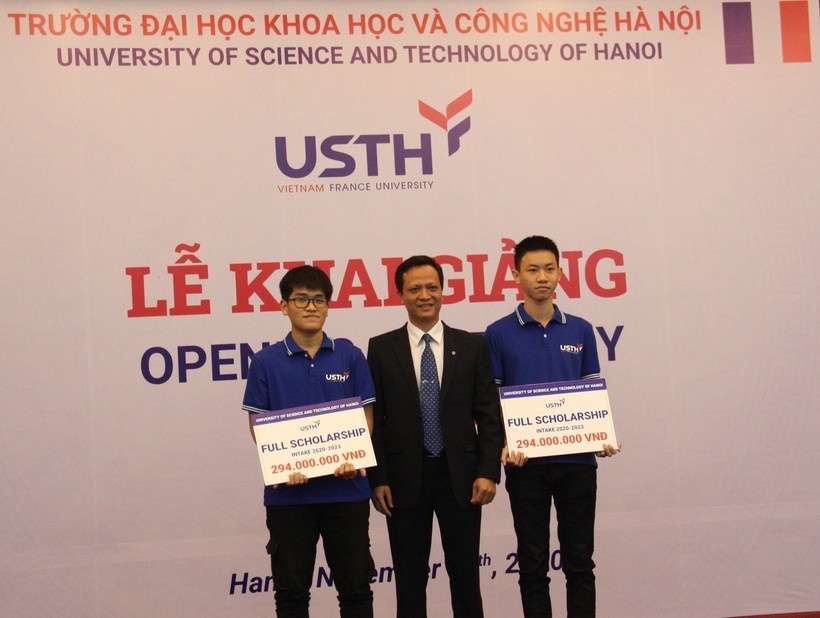 GS.TS. Phan Ngọc Minh, Phó Chủ tịch Viện Hàn lâm Khoa học và Công nghệ Việt Nam, Chủ tịch Hội đồng Trường trao tặng học bổng toàn phần cho 2 sinh viên.