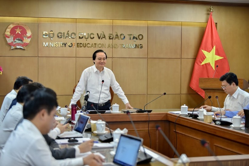 Bộ trưởng Bộ GD&ĐT Phùng Xuân Nhạ chủ trì hội nghị.