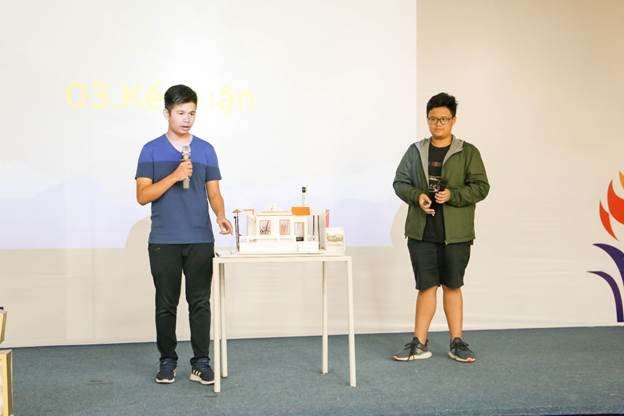 Tuấn Minh – Ngọc Minh trình bày mô hình nhà chống lũ - đạt giải nhì cuộc thi Khoa học kỹ thuật (quận Long Biên).