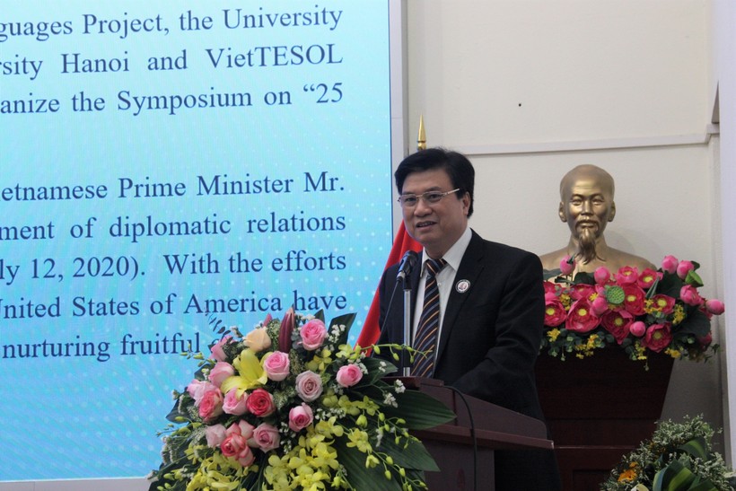 Thứ trưởng Bộ GD&ĐT Nguyễn Hữu Độ phát biểu tại hội thảo.