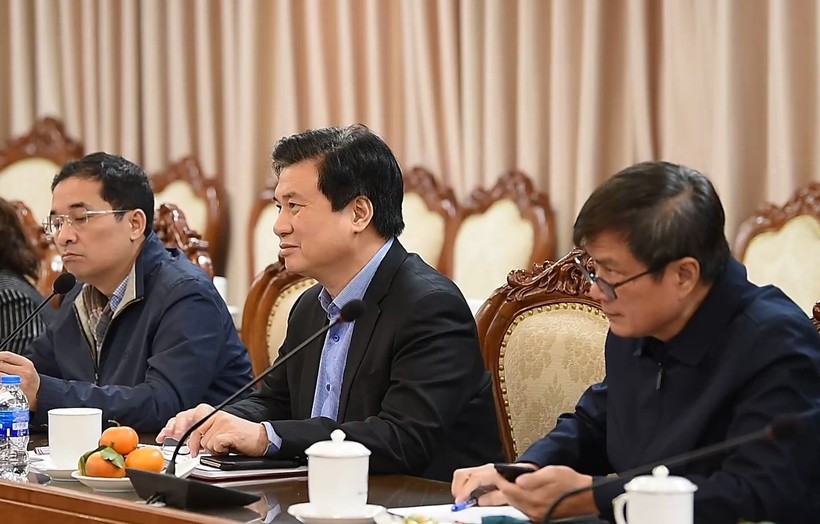 Thứ trưởng Bộ GD&ĐT Nguyễn Hữu Độ chủ trì phiên họp.
