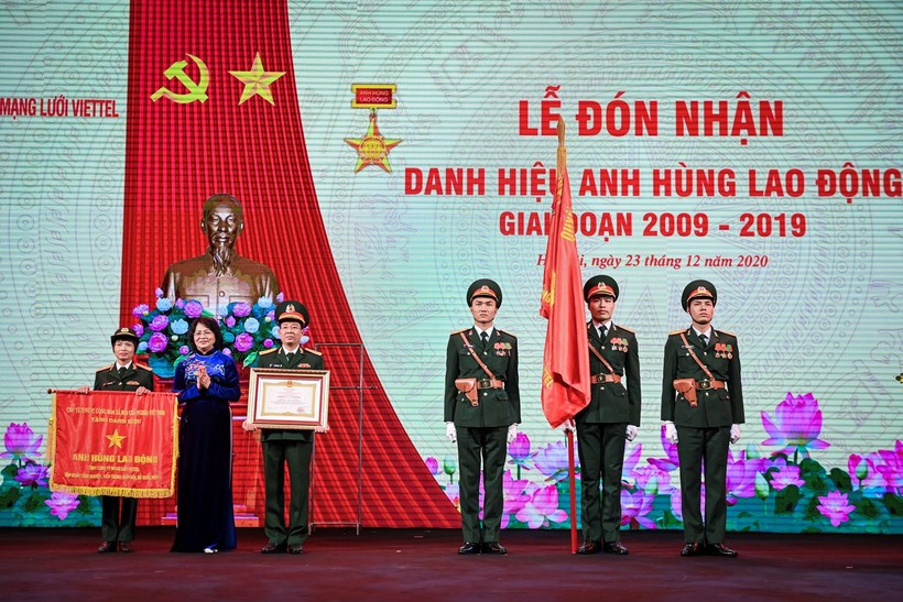 Phó Chủ tịch nước CHXHCN Việt Nam Đặng Thị Ngọc Thịnh trao tặng danh hiệu Anh hùng Lao động cho Viettel Networks.