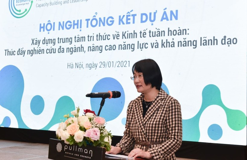 Bà Bùi Thị Ngọc Thủy, Phó trưởng phòng Hợp tác đối ngoại, Trường ĐH Bách khoa Hà Nội phát biểu tại hội nghị.