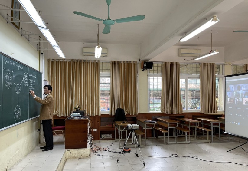Phòng dạy học trực tuyến được Trường THCS Giảng Võ (Ba Đình, Hà Nội) chuẩn bị giống một Studio thu nhỏ, giúp giáo viên triển khai bài dạy tốt nhất.