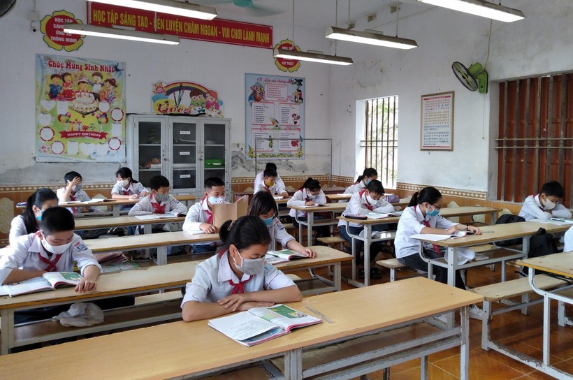 Học sinh Trường THCS Thụy Liên, Thái Thụy, Thái Bình bảo đảm giãn cách trong lớp học.