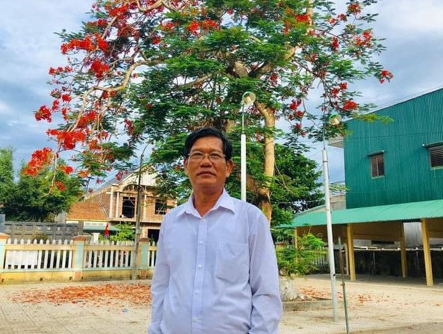 Thầy Trần Quang, nguyên Hiệu trưởng Trường THCS Hành Minh, (Nghĩa Hành, Quảng Ngãi