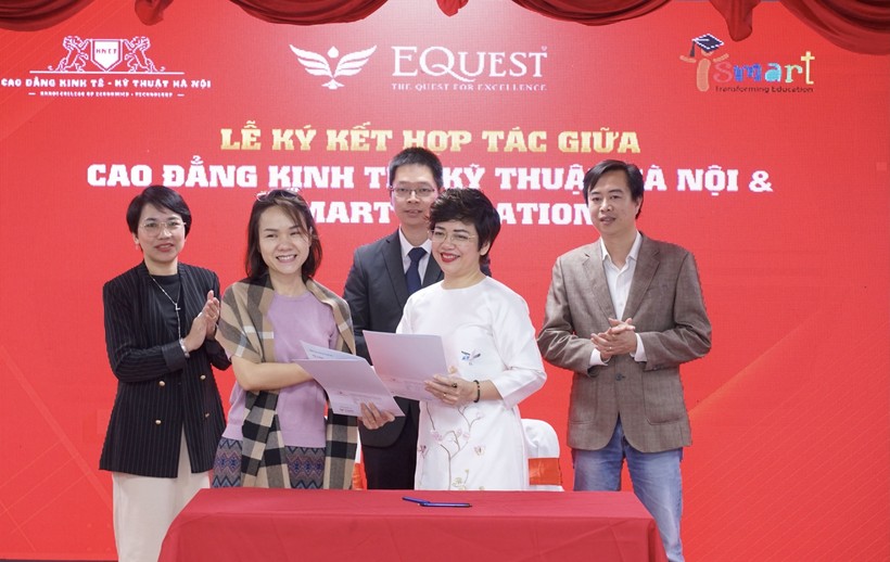 Đại diện Trường CĐ Kinh tế - Kỹ thuật Hà Nội và ISMART Education ký thỏa thuận hợp tác.