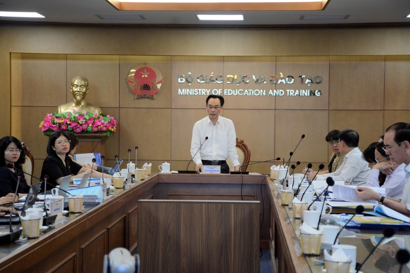 Thứ trưởng Bộ GD&ĐT Hoàng Minh Sơn chủ trì cuộc họp.
