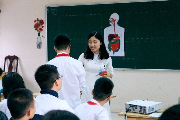 Cô Nguyễn Thị Bích Dậu trong giờ dạy tại Trường THPT Ban Mai, Hà Đông, Hà Nội.