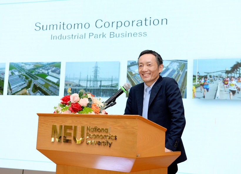Ông MASUOKA Hiroyoshi - Tổng Giám đốc Công ty TNHH Khu công nghiệp Thăng Long trình bày bài giảng.