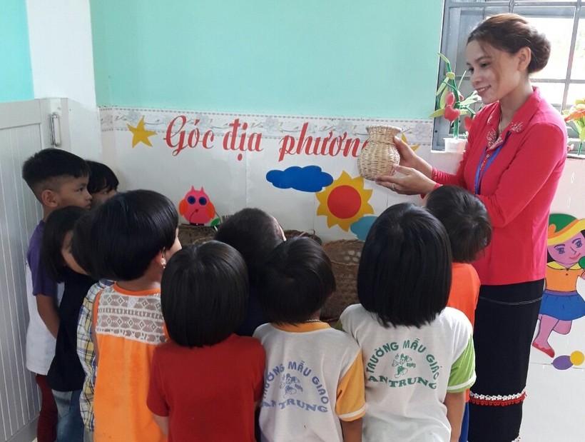 Cô Đinh Thị Hồng Linh và học trò tại ngôi trường mới.