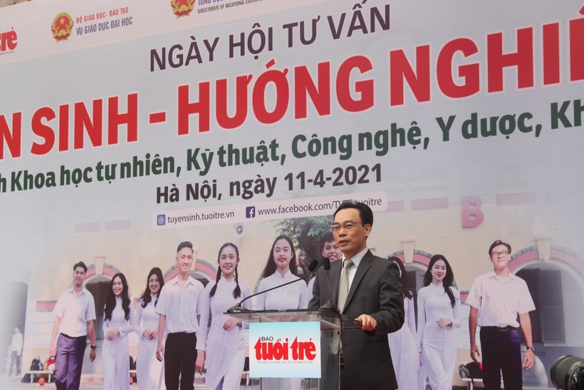 Thứ trưởng Bộ Giáo dục và Đào tạo Hoàng Minh Sơn phát biểu tại Ngày hội tư vấn tuyển sinh - hướng nghiệp năm 2021.