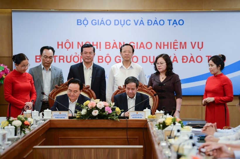 Nguyên Bộ trưởng Phùng Xuân Nhạ và Bộ trưởng Nguyễn Kim Sơn ký biên bản chuyển giao nhiệm vụ Bộ trưởng Bộ Giáo dục và Đào tạo.