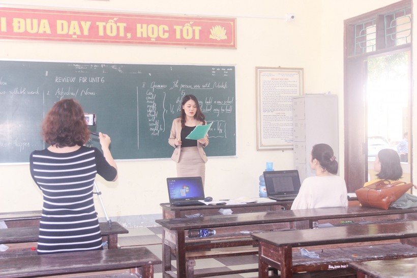 Giáo viên dạy học trực tuyến cho học sinh tại Nghệ An.
