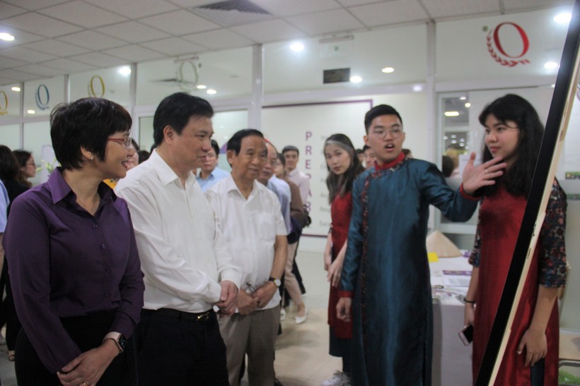 Thứ trưởng Bộ  GD&ĐT Nguyễn Hữu Độ tham quan các sản phẩm học tập tại ngày hội.