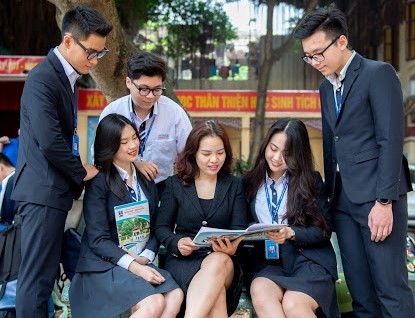 Học sinh Trường THPT Trần Phú - Hoàn Kiếm, Hà Nội trao đổi bài trong khuôn viên trường. Ảnh: Thế Đại.