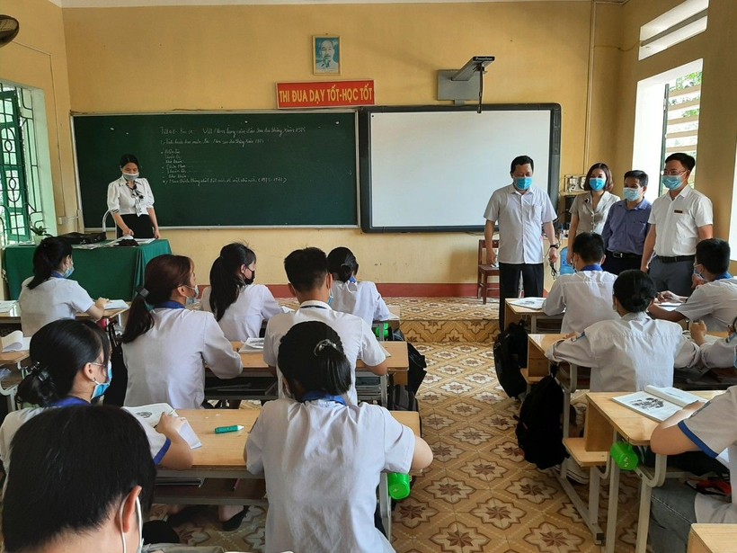 Đồng chí Vương Văn Bằng- Giám đốc Sở GD&ĐT kiểm tra công tác phòng, chống dịch bệnh Covid-19 tại Trường TH&THCS Văn Phú, thành phố Yên Bái.