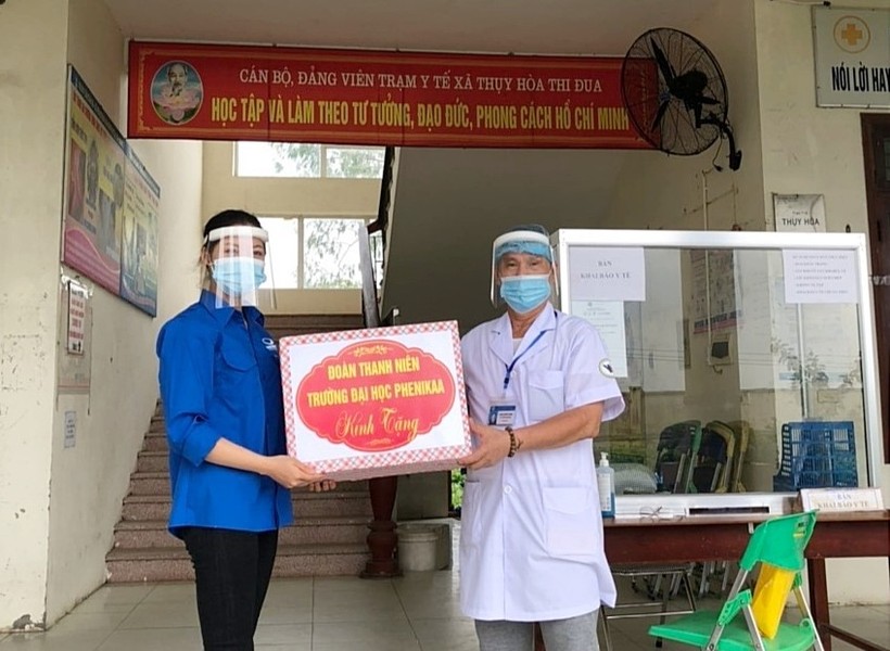 Đoàn Thanh niên Trường Đại học Phenikaa tặng Trạm Y tế xã Thụy Hòa, Yên Phong, Bắc Ninh.