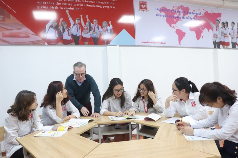 Học sinh Trường THPT Hoàng Long (Hà Nội) trong giờ học với giáo viên nước ngoài.
