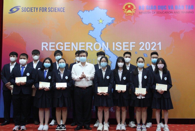 Thứ trưởng Bộ GD&ĐT Nguyễn Hữu Độ tặng quà các học sinh Việt Nam dự thi ISEF năm 2021.
