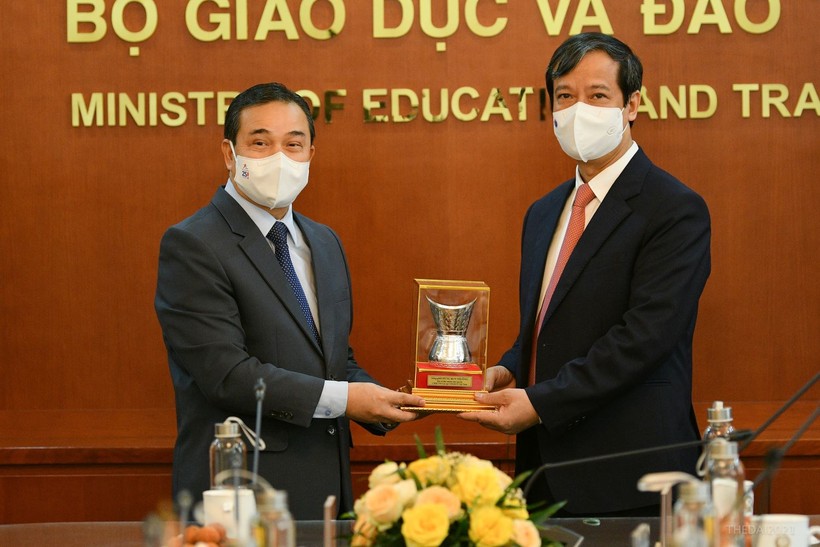Bộ trưởng Bộ GD&ĐT Nguyễn Kim Sơn và ngài Sẻng-phết Hùng-bun-nhuông trao quà lưu niệm tại buổi tiếp xã giao.