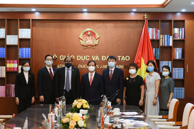 Bộ trưởng Bộ GD&ĐT Nguyễn Kim Sơn và Đại sứ Jaya Ratnam cùng thành viên hai đoàn trong buổi tiếp xã giao.
