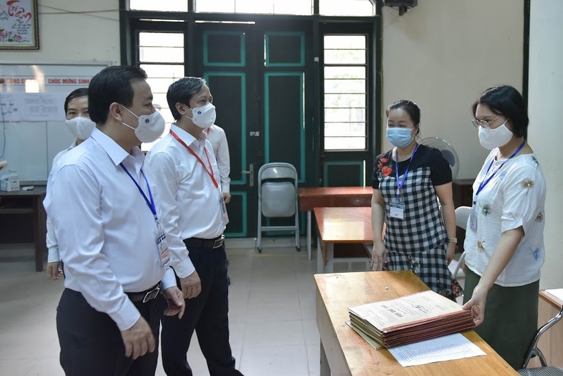 Bộ trưởng Bộ GD&ĐT Nguyễn Kim Sơn và đoàn công tác thăm, động viên cán bộ làm thi điểm thi Trường THPT Chu Văn An, Hà Nội.