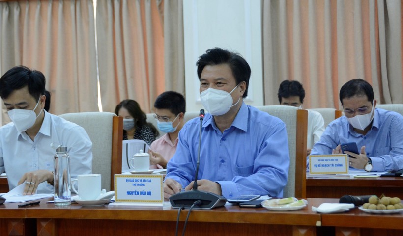 Thứ trưởng Bộ GD&ĐT Nguyễn Hữu Độ phát biểu tại cuộc họp.