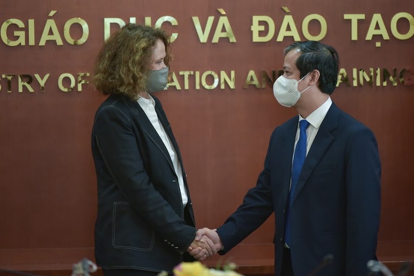 Bộ trưởng Bộ GD&ĐT Nguyễn Kim Sơn và bà Carolyn Turk, Giám đốc Ngân hàng Thế giới tại Việt Nam.