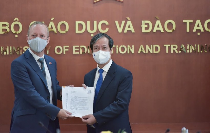 Bộ trưởng Bộ GD&ĐT Nguyễn Kim Sơn và ngài Gareth Ward, Đại sứ Vương quốc Anh tại Việt Nam.