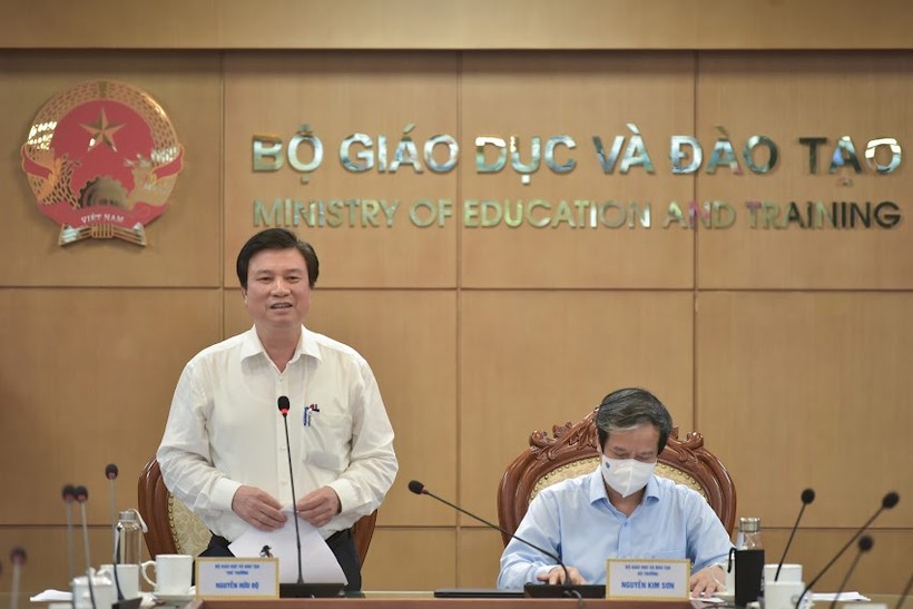 Thứ trưởng Bộ GD&ĐT Nguyễn Hữu Độ phát biểu khai mạc hội nghị.