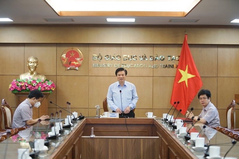 Thứ trưởng Bộ GD&ĐT Nguyễn Hữu Độ phát biểu tại hội nghị trực tuyến sáng 13/8.
