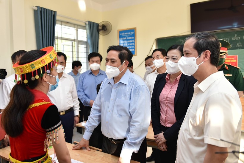 Thủ tướng Phạm Minh Chính và đoàn công tác của Chính phủ thăm, động viên học sinh Trường PTDT nội trú THCS Định Hóa, Thái Nguyên.