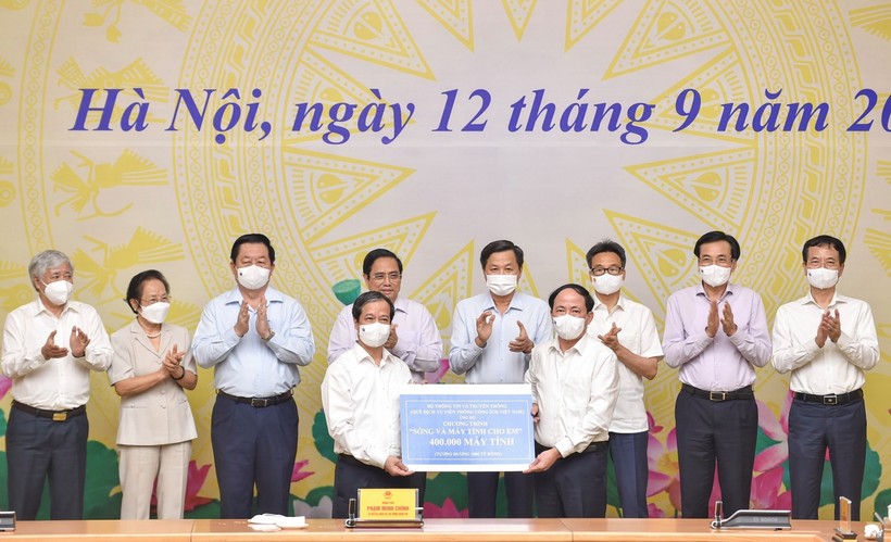 Bộ trưởng Bộ GD&ĐT Nguyễn Kim Sơn thay mặt ngành Giáo dục nhận ủng hộ từ Bộ Thông tin và Truyền thông tại lễ phát động Chương trình "Sóng và máy tính cho em".