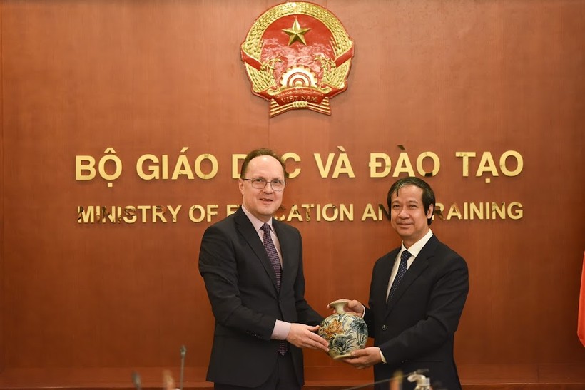 Bộ trưởng Bộ GD&ĐT Nguyễn Kim Sơn tặng quà lưu niệm cho ngài Đại sứ tại buổi tiếp.