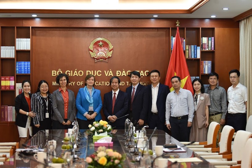 Bộ trưởng Bộ GD&ĐT Nguyễn Kim Sơn và đại diện diện một số cục, vụ thuộc Bộ trong buổi tiếp bà Rana Flower, Trưởng đại diện UNICEF tại Việt Nam.