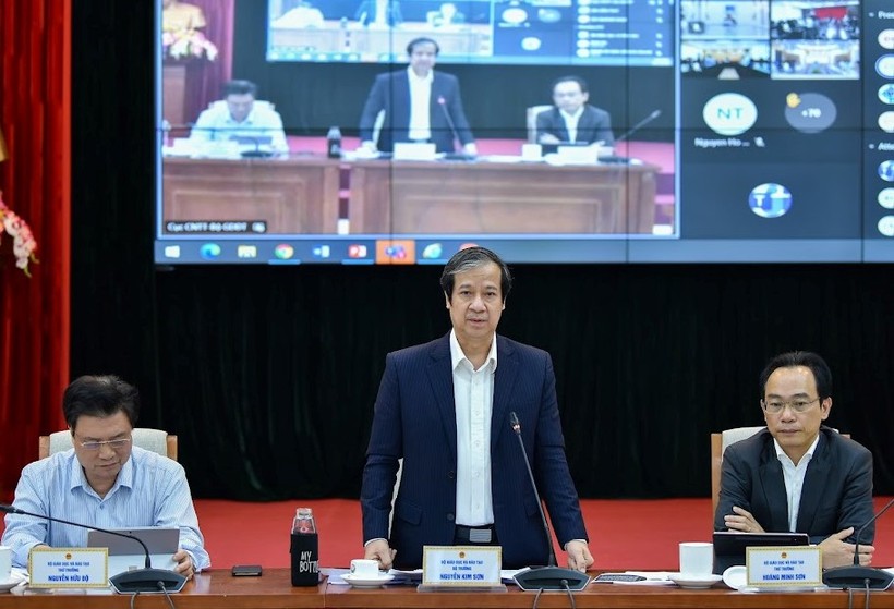 Bộ trưởng Bộ GD&ĐT Nguyễn Kim Sơn phát biểu tại cuộc họp.