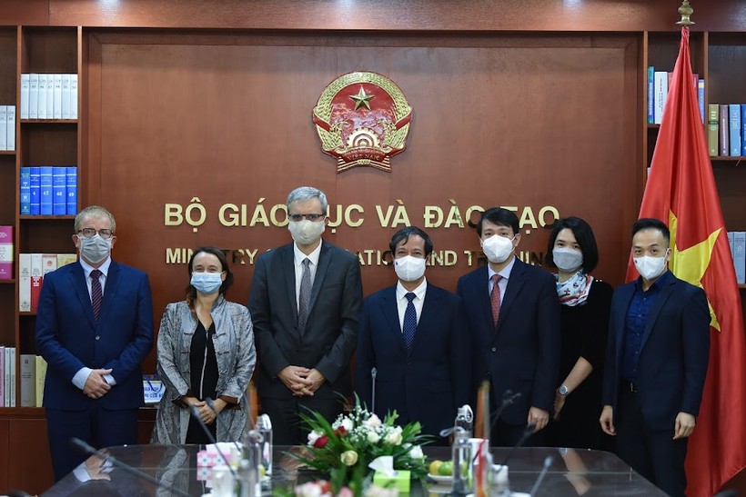 Bộ trưởng Bộ Giáo dục và Đào tạo Nguyễn Kim Sơn và ngài Nicolas Warnery, cùng đại diện Đại sứ quán Pháp tại Việt Nam và Bộ GD&ĐT tại buổi tiếp.