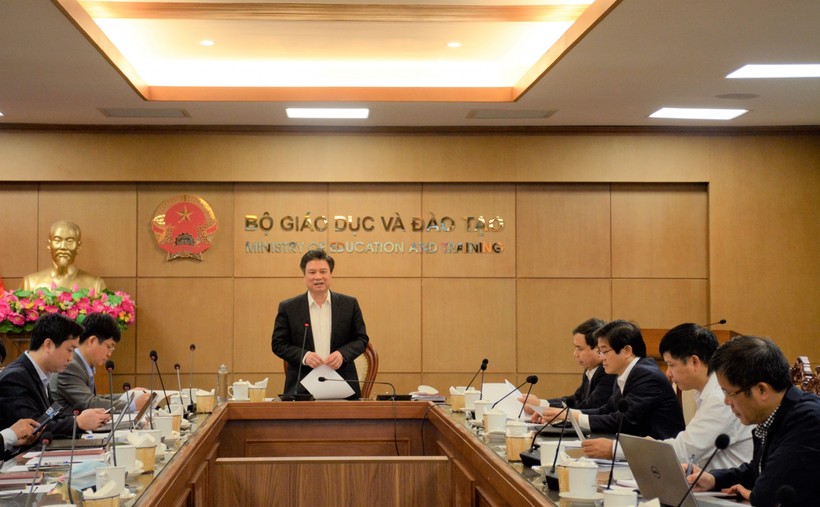 Thứ trưởng Bộ GD&ĐT Nguyễn Hữu Độ chủ trì hội nghị giao ban trực tuyến với 63 sở GD&ĐT. 