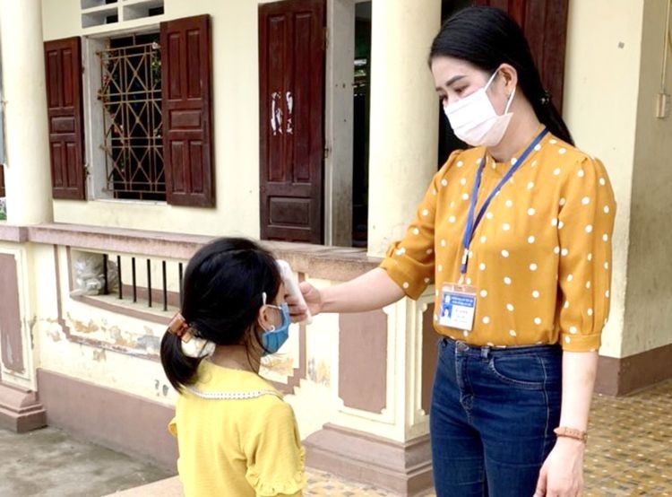 Học sinh Trường Tiểu học Xuân Viên, huyện Yên Lập (Phú Thọ) được đo thân nhiệt trước khi vào lớp.
