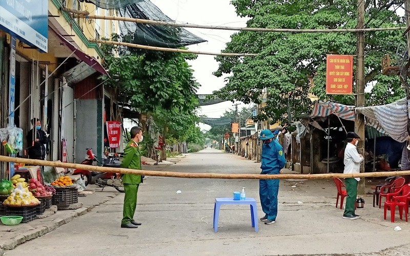 Huyện Vũ Thư thành lập các chốt kiểm soát ra vào ổ dịch xã Nguyên Xá. Ảnh: Báo Nhân dân.
